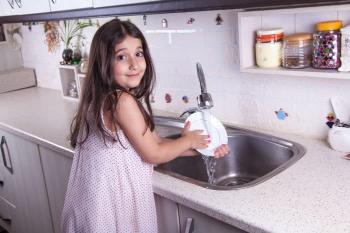 girl washing dishes